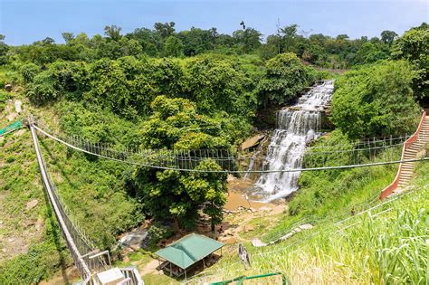 Kintampo Waterfalls: Spływające z górującego wodospadu majestatyczne kaskady!