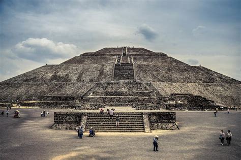 Piramida del Sol w Teotihuacán: Starożytna potęga i mistyczne otoczenie!