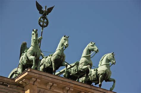 Quadriga auf dem Brandenburger Tor: Skarb Niemieckiej Historii i Architektoniczna Perfekcja!