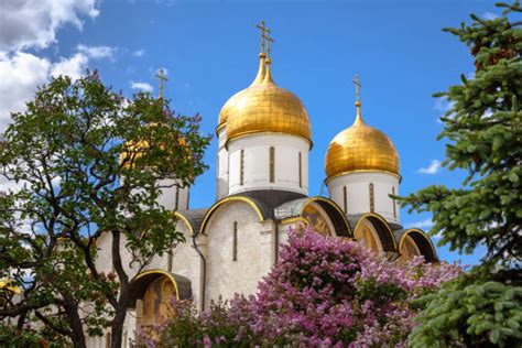  Cerkiew Zaśnięcia Matki Bożej w Białymstoku:  Cudowny przykład architektury i centrum duchowe miasta!