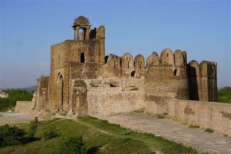 Rohtas Fort - Niezwykła Citadela i Świadectwo Potęgi