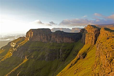 Ukhahlamba / Drakensberg Park - Podróże przez majestatyczne szczyty i niezapomniane wodospady!